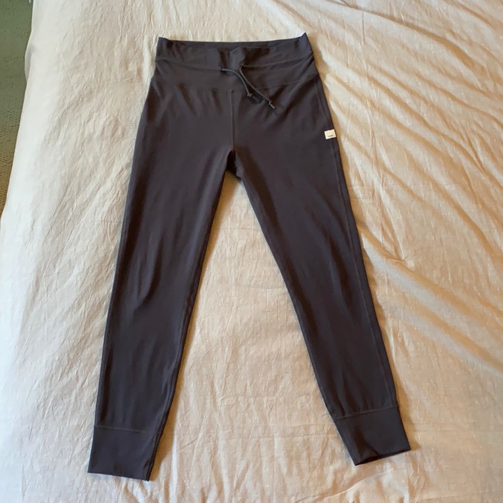 Vuori Daily Legging - excellent condition! Charcoal, Size M